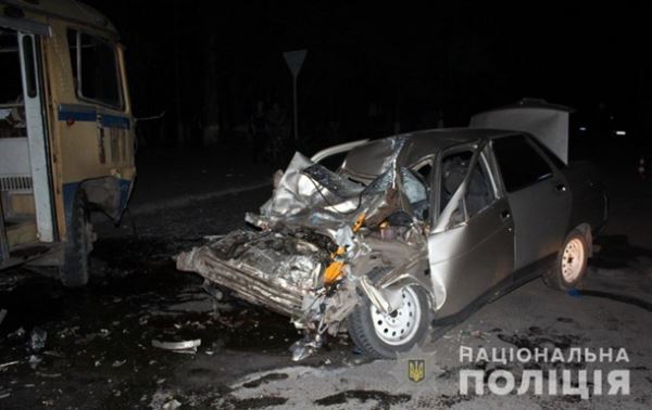 Mercedes в Мариуполе сбил двух полицейских 