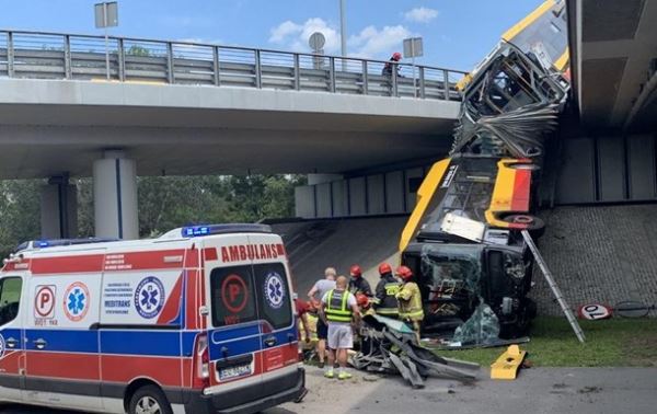 В Варшаве автобус упал с моста, есть жертвы