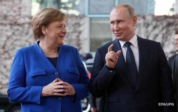 Путин заявил Меркель о контрпродуктивности Киева