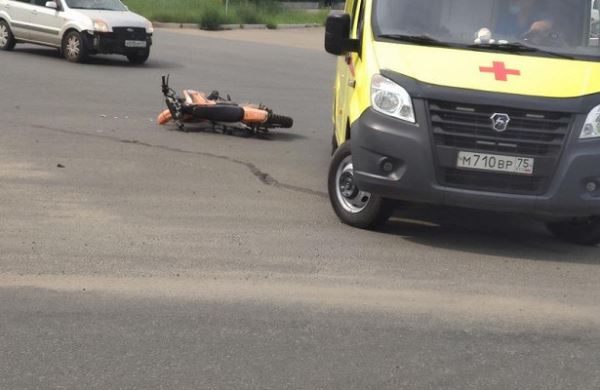 <br />
Мотоциклиста доставили в больницу после ДТП на ул. Шилова — видео<br />
