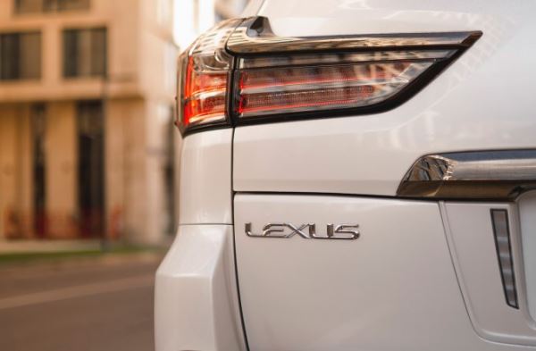 Lexus LX Black Vision появился у российских дилеров