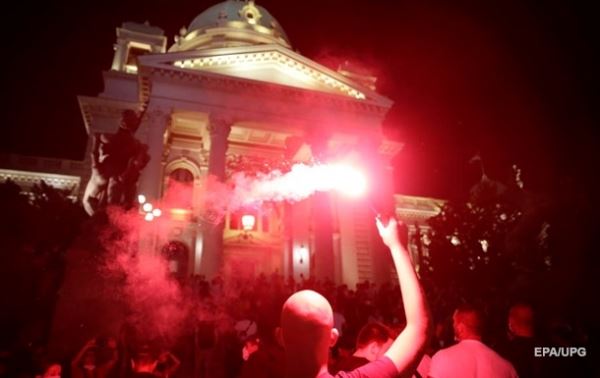 В Белграде протестующие забросали парламент петардами 